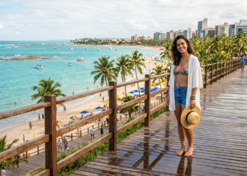 A cidade mais vendida do Brasil lidera o ranking de destinos mais procurados e tem piscinas naturais a 20 minutos da orla urbana