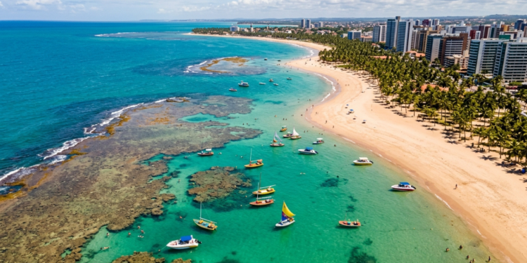 O Caribe brasileiro com 40 km de praias e piscinas naturais sobre a maior área de corais do país