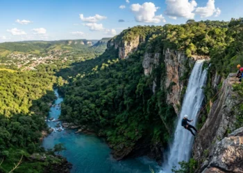 A cidade de 8 mil moradores no MS que esconde a maior cachoeira do estado e o maior rapel do país