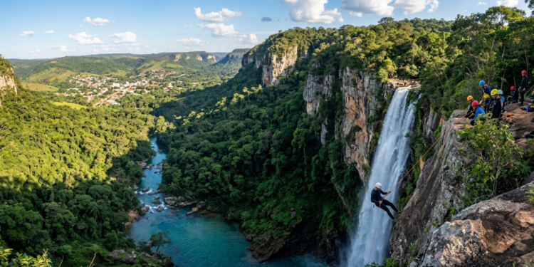 A cidade de 8 mil moradores no MS que esconde a maior cachoeira do estado e o maior rapel do país
