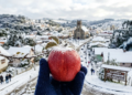 A “Capital Nacional da Maçã”, a 1.360 metros de altitude, tem 900 horas de frio e já registrou neve de -10°C que encanta brasileiros
