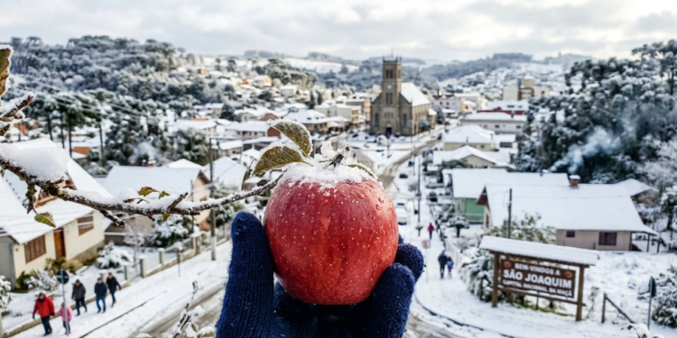 A “Capital Nacional da Maçã”, a 1.360 metros de altitude, tem 900 horas de frio e já registrou neve de -10°C que encanta brasileiros