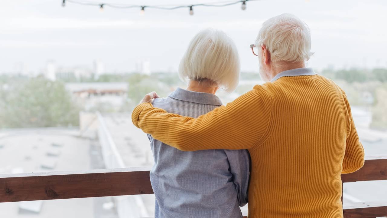 Muita gente não percebe que quem passou a vida sendo forte para todo mundo pode sofrer duas ausências ao mesmo tempo, a do apoio que nunca recebeu e a da pessoa leve que não conseguiu ser
