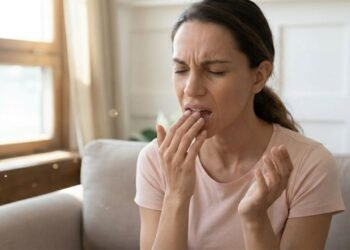 O que significa quando sentimos gosto metálico na boca