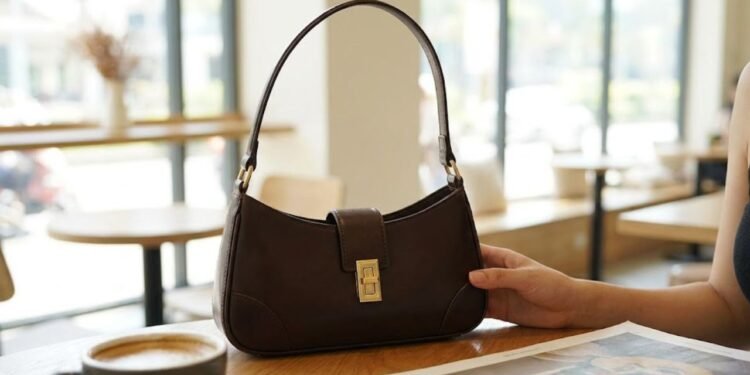 A bolsa baguete continua em alta, trazendo uma estética vintage dos anos 90 que se adapta perfeitamente às sobreposições típicas do outono