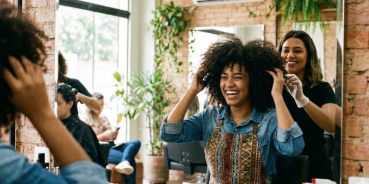 Adotar esse estilo comunica uma personalidade que valoriza a expressão pessoal acima da perfeição milimétrica