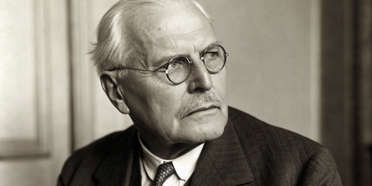 Reflexão de Carl Jung: “Quem olha para fora sonha, quem olha para dentro desperta.”