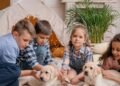 Crianças que crescem com cães desenvolvem hábitos importantes que vão além da convivência diária