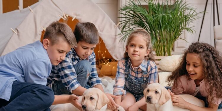 O contato frequente com cães ajuda a estabelecer uma rotina estruturada, pois os animais demandam horários fixos para alimentação e higiene - Créditos: depositphotos.com / alebloshka