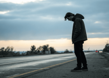 A psicologia aponta que crianças que foram constantemente criticadas se tornam adultos que se cobram excessivamente ou desistem rápido demais