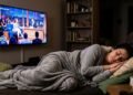 O que significa dormir com a TV ligada todas as noites