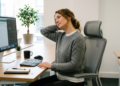 Os exercícios simples que você deve fazer todos os dias para aliviar a tensão de quem passa horas no computador