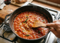 Na cozinha italiana, esse detalhe simples deixa o molho mais doce e equilibrado: o segredo é cozinhar a cebola por mais tempo antes do tomate