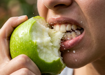 O truque de comer uma maçã antes da refeição principal para reduzir drasticamente a ingestão de calorias