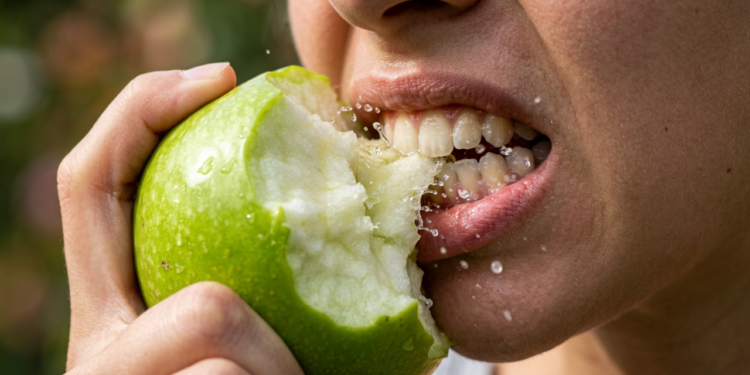O truque de comer uma maçã antes da refeição principal para reduzir drasticamente a ingestão de calorias