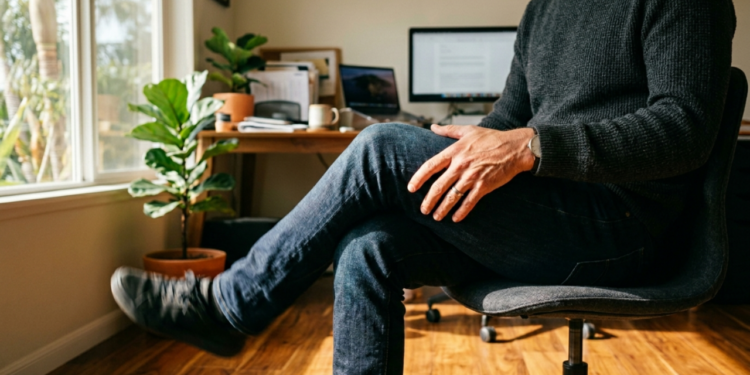 O que significa balançar a perna o tempo todo, segundo a psicologia comportamental