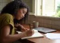Estudos mostram que pessoas que faziam anotações à mão com frequência estavam fortalecendo o que hoje é conhecido como retenção de memória a longo prazo
