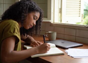 Estudos mostram que pessoas que faziam anotações à mão com frequência estavam fortalecendo o que hoje é conhecido como retenção de memória a longo prazo