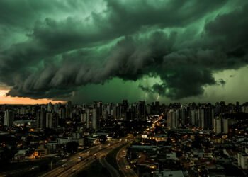 O que significa quando o céu fica verde antes de uma tempestade forte