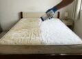 Colocar bicarbonato no colchão para limpeza: por que especialistas recomendam fazer e para que isso realmente serve