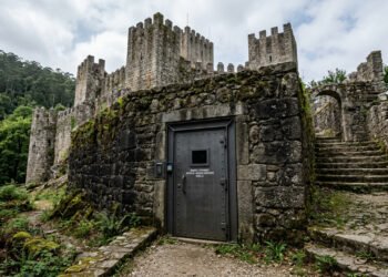 Bunker da Guerra Fria preparado para o fim do mundo é encontrado sob castelo medieval em localização estratégica