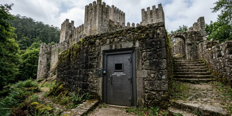 Bunker da Guerra Fria preparado para o fim do mundo é encontrado sob castelo medieval em localização estratégica