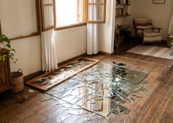 O que significa quando um espelho quebra sozinho, segundo o Feng Shui