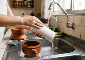 A melhor forma de limpar seu filtro de barro sem danificar a vela filtrante