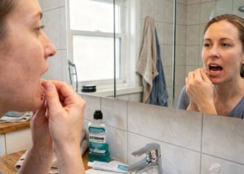 O simples hábito que evita que bactérias da gengiva entrem na corrente sanguínea e aumentem o risco de infarto