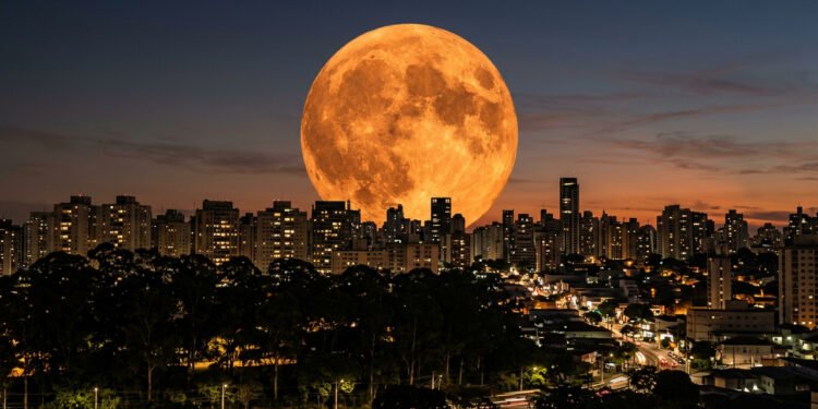 O que significa ver a Lua enorme no céu, o fenômeno que intriga milhões de pessoas