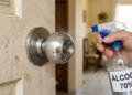 Borrifar álcool nas maçanetas todos os dias, por que isso é recomendado e o que pode evitar dentro de casa