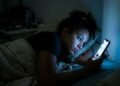 59% das pessoas correm mais risco de insônia ao usar o celular na cama, diz estudo