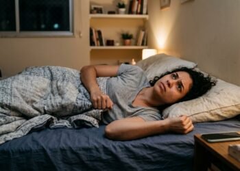 Técnicas de relaxamento muscular e hábitos noturnos para reduzir a insônia sem medicamentos, segundo o National Institutes of Health