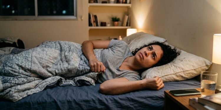 Técnicas de relaxamento muscular e hábitos noturnos para reduzir a insônia sem medicamentos, segundo o National Institutes of Health