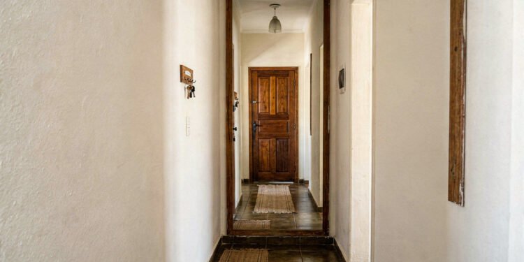 O que significa colocar um espelho de frente para a porta, segundo o Feng Shui