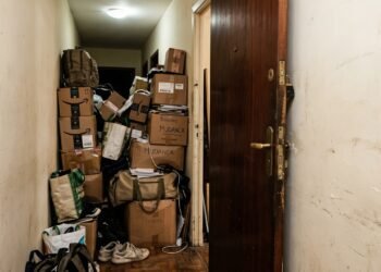 O que significa acumular objetos atrás da porta, segundo o Feng Shui