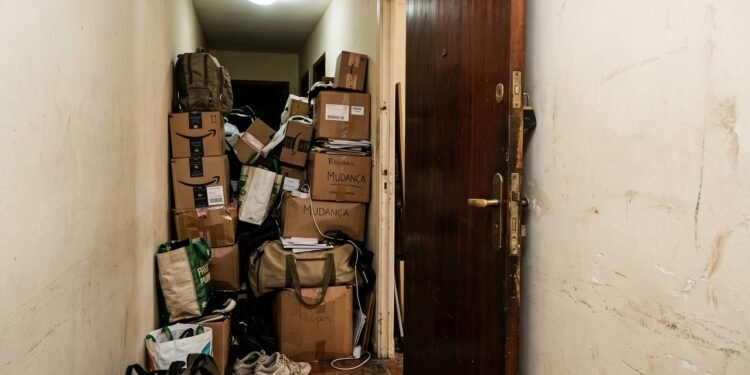 O que significa acumular objetos atrás da porta, segundo o Feng Shui