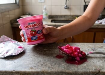 Nutricionistas alertam para moderação e leitura dos ingredientes ao consumir iogurtes saborizados