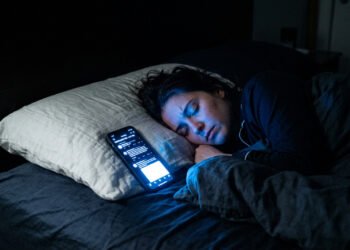 Dormir com o celular por perto, o efeito silencioso no seu cérebro que a ciência vem alertando
