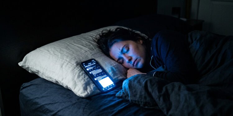Dormir com o celular por perto, o efeito silencioso no seu cérebro que a ciência vem alertando