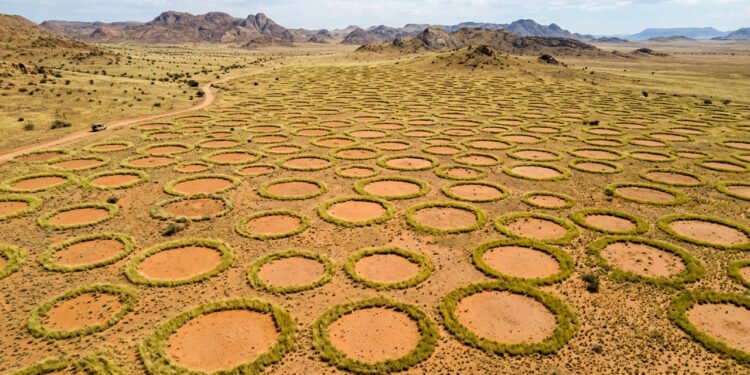 Marcas estranhas no chão estão chamando atenção em diferentes países, o que especialistas dizem sobre esses sinais