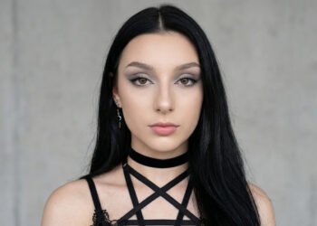 A estética gótica suave dos anos 90 retorna com maquiagem simples e fácil de fazer