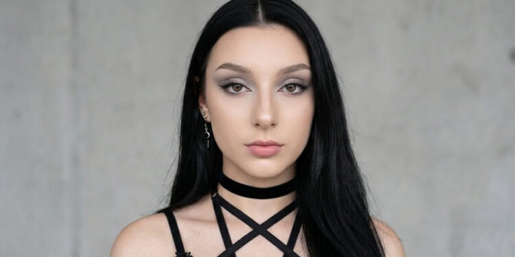 A estética gótica suave dos anos 90 retorna com maquiagem simples e fácil de fazer