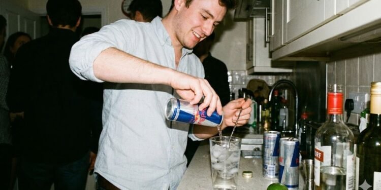 Tanto a cafeína quanto o álcool possuem propriedades diuréticas potentes