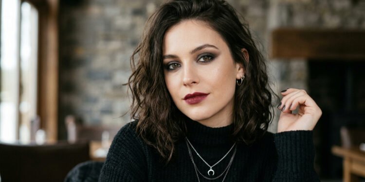 Retorna a maquiagem dark feminina dos anos 90 em versão soft e elegante