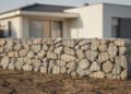 Por que paisagistas e arquitetos começaram a empilhar pedras soltas em gaiolas de arame para construir os muros das casas