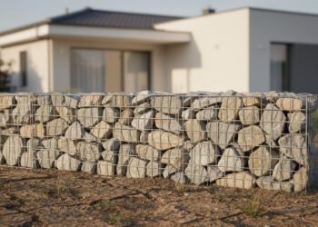 Por que paisagistas e arquitetos começaram a empilhar pedras soltas em gaiolas de arame para construir os muros das casas