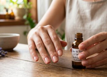 O óleo de coco que hidrata suas unhas e evita quebras no dia a dia