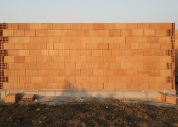 Sem cimento e sem quebra-quebra, o tijolo ecológico de encaixe que promete erguer paredes 3 vezes mais rápido