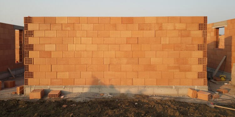 Sem cimento e sem quebra-quebra, o tijolo ecológico de encaixe que promete erguer paredes 3 vezes mais rápido